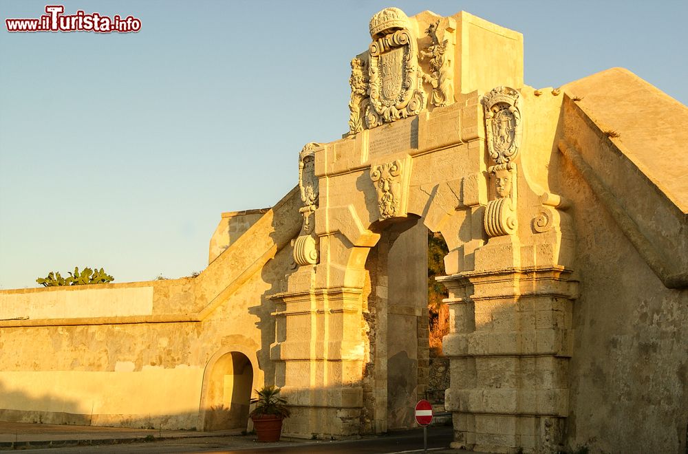 Immagine La Porta Spagno del centro storico di Augusta in Sicilia