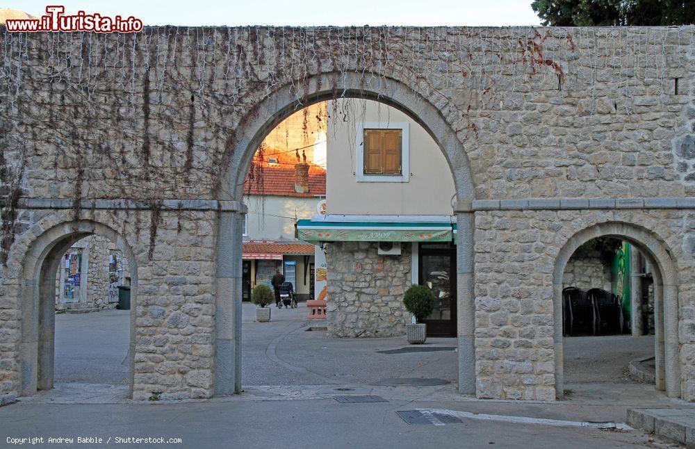 Immagine La porta sud d'ingresso alla vecchia città di Trebinje, Bosnia Erzegovina - © Andrew Babble / Shutterstock.com