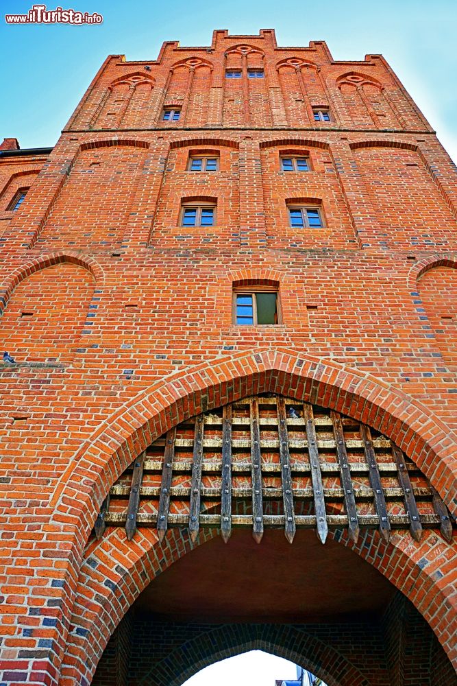 Immagine La Porta Superiore della città di Olsztyn, Polonia. Trasformata nel 1858 in una prigione, attualmente è utilizzata a fini turistici. Rappresenta uno dei simboli della cittadina polacca.