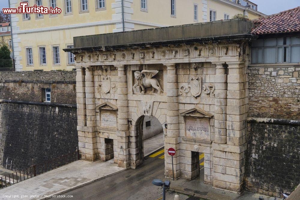 Immagine La Porta Terraferma nel centro storico di Zadar, Croazia. Fa parte dell'antico sistema difensivo di Zara; fu progettata dall'architetto Michele Sanmicheli nel 1537. E' considerata il più bel monumento rinascimentale di Zara - © glen photo / Shutterstock.com