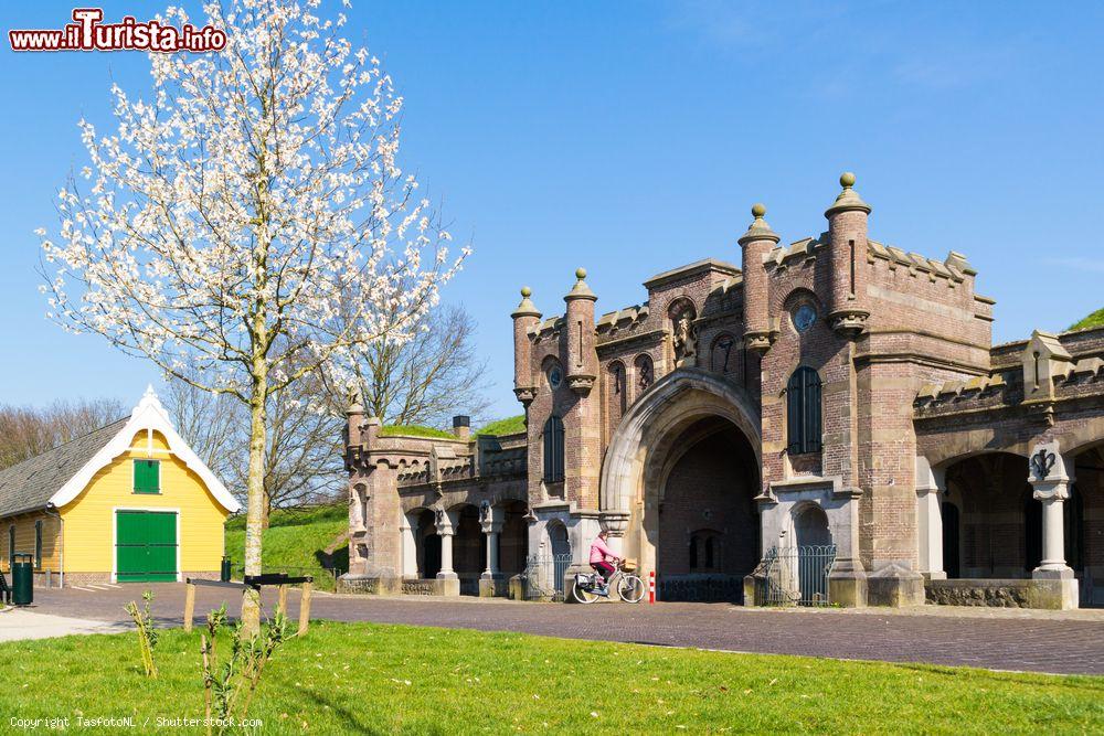 Immagine La porta Utrechtse, ingresso della cinta fortificata della città di Naarden, Paesi Bassi - © TasfotoNL / Shutterstock.com