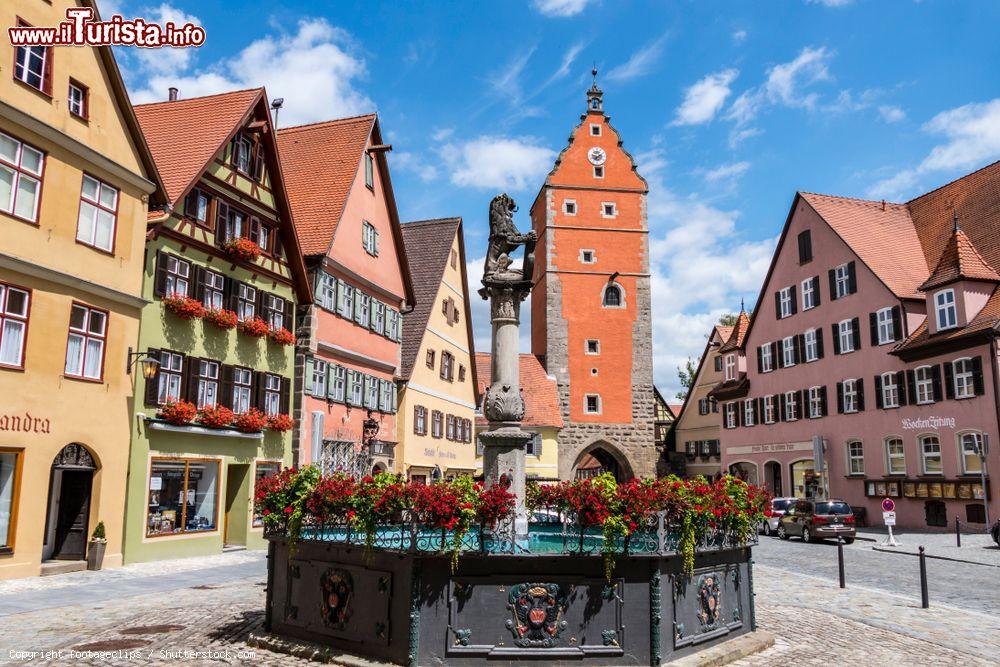 Immagine La porta Woernitztor a Dinkelsbuhl, Strada Romantica, Germania. Realizzata con pietre squadrate a rilievi dell'epoca degli Staufer, questa porta è la più antica delle 4 realizzate in città - © footageclips / Shutterstock.com