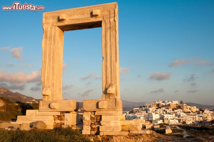 Immagine La Portara di Naxos, Grecia - La storia di Naxos è lunga 5 mila anni, cosa che ne fa uno dei luoghi abitati più antichi al mondo. All'ingresso della città si erge l'enorme porta di marmo di un tempio risalente al periodo greco classico © Alberto Loyo / Shutterstock.com