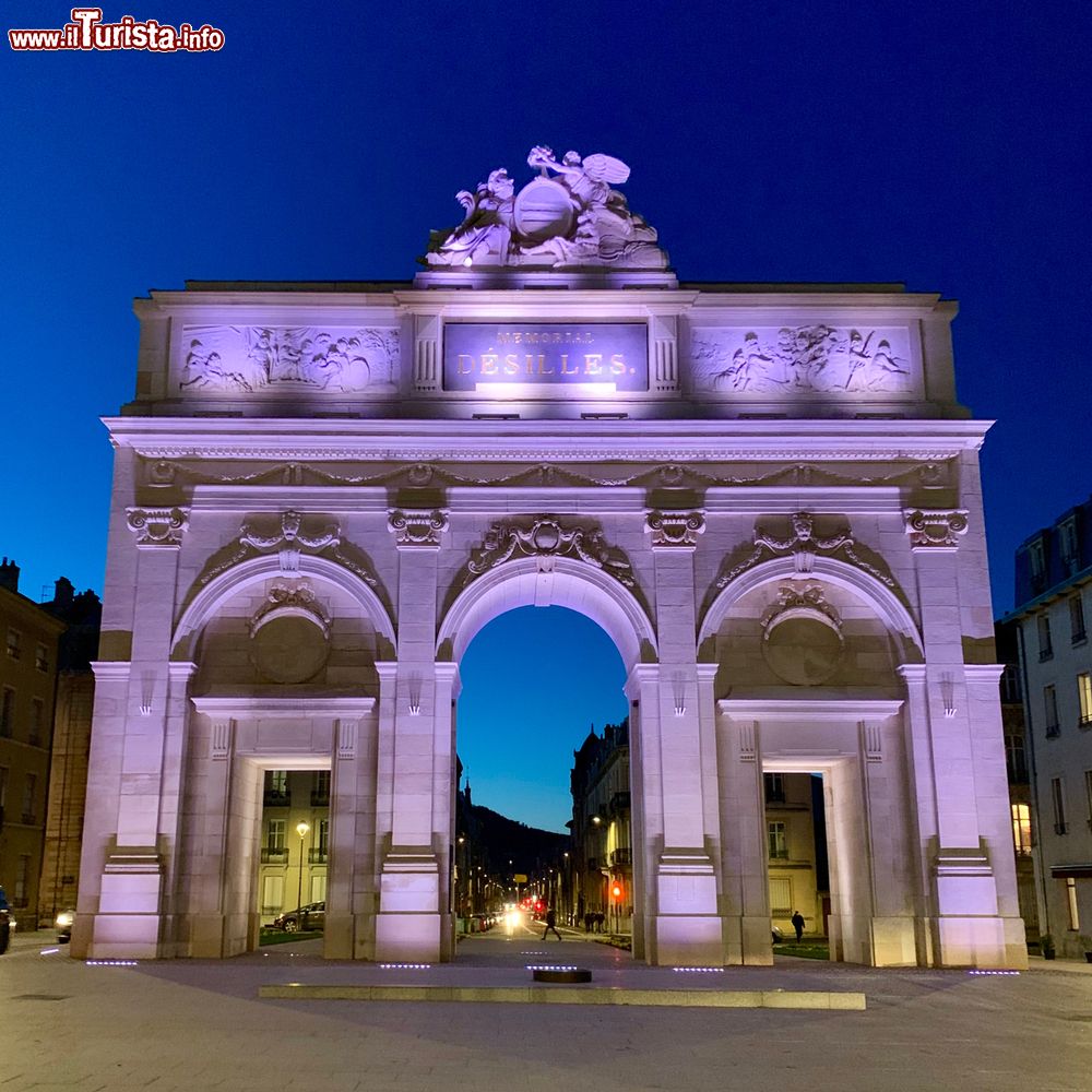 Immagine La Porte Desailles illuminata di notte nel centro di Nancy, Francia.