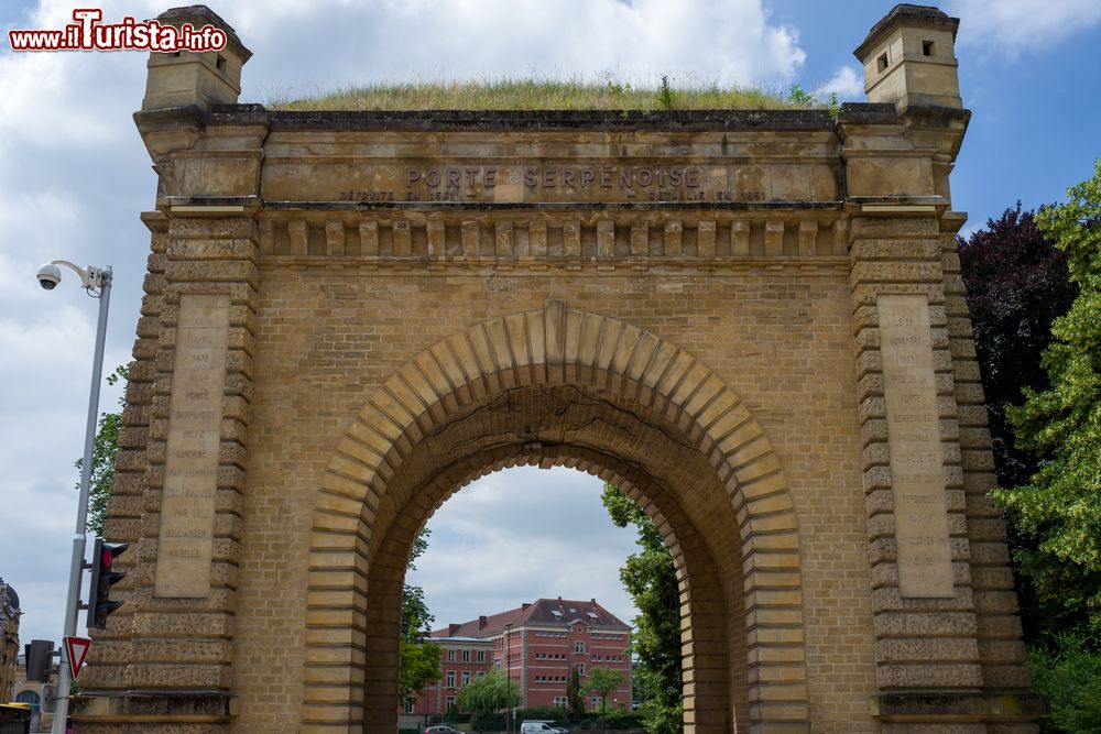 Immagine La Porte Serpenoise a Metz, Francia: situata all'angolo di avenue Robert Schuman e rue du Général Gaston-Dupuis, questa porta è il simbolo di numerosi avvenimenti storici accaduti nella città.