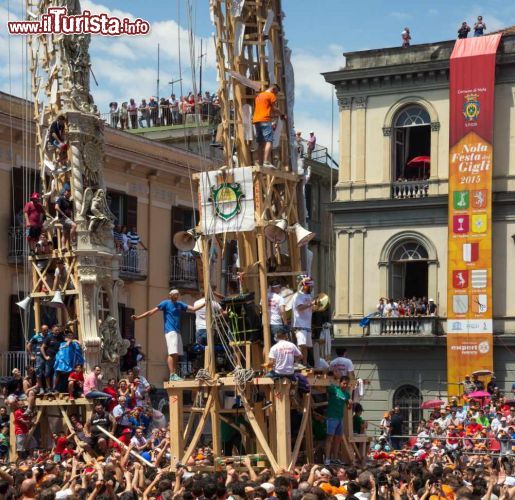 Immagine La posa degli obelischi della festa dei Gigli di Nola, Campania. Queste torri piramidali in legno hanno assunto nel corso dell'Ottocento l'aspetto attuale: raggiungono l'altezza di 25 metri e hanno base cubica di circa 3 metri per lato con un peso complessivo che si aggira sui 25 quintali - © Francesca Sciarra / Shutterstock.com