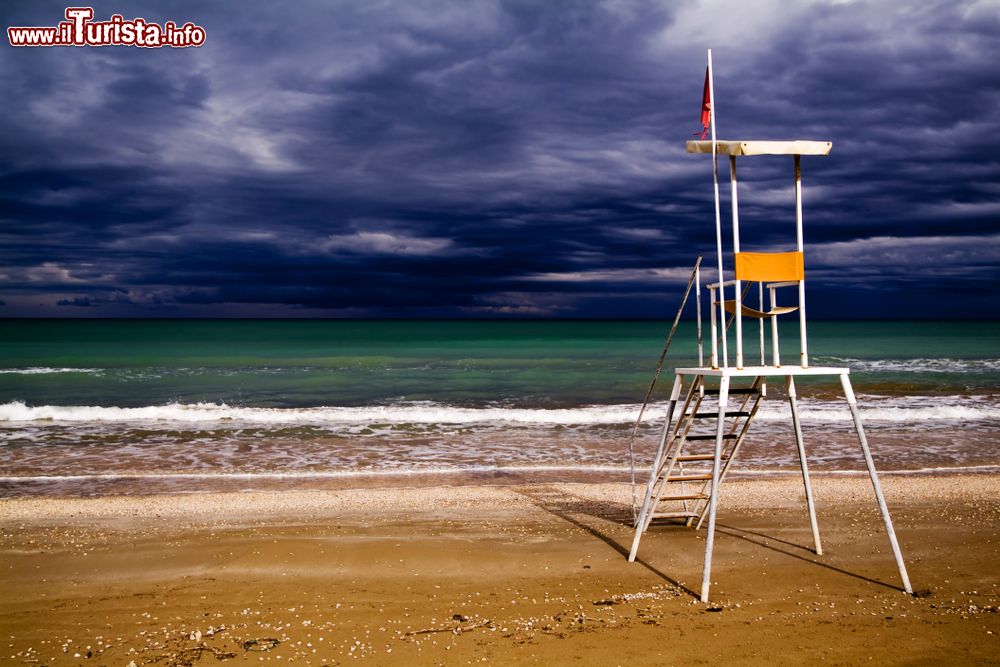 Immagine La postazione di un bagnino della spiaggia di Senigallia durante un temporale estivo nelle Marche