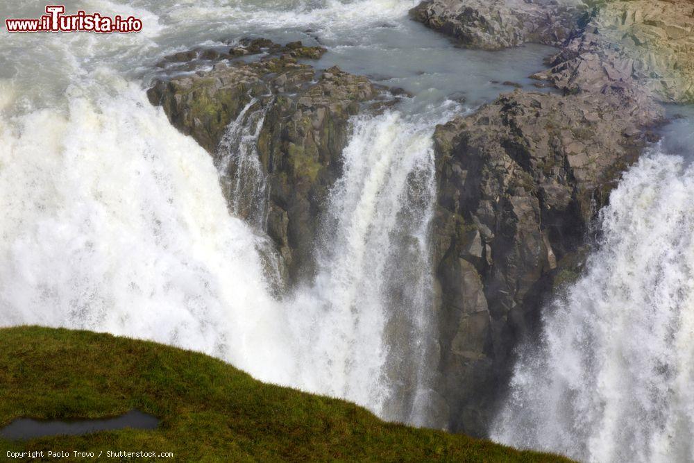 Immagine La potenza delle cascate Gullfoss in Islanda, con la portata più alta del vecchio continente che nei periodi di pioggia tocca i 2.000 metri cubi al secondo - © Paolo Trovo / Shutterstock.com