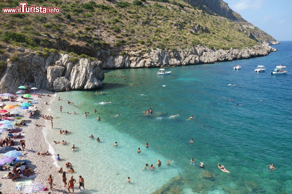 Immagine La prima cala della Riserva dello Zingaro venendo da San Vito lo Capo: Cala dell'Uzzo (Sicilia).
