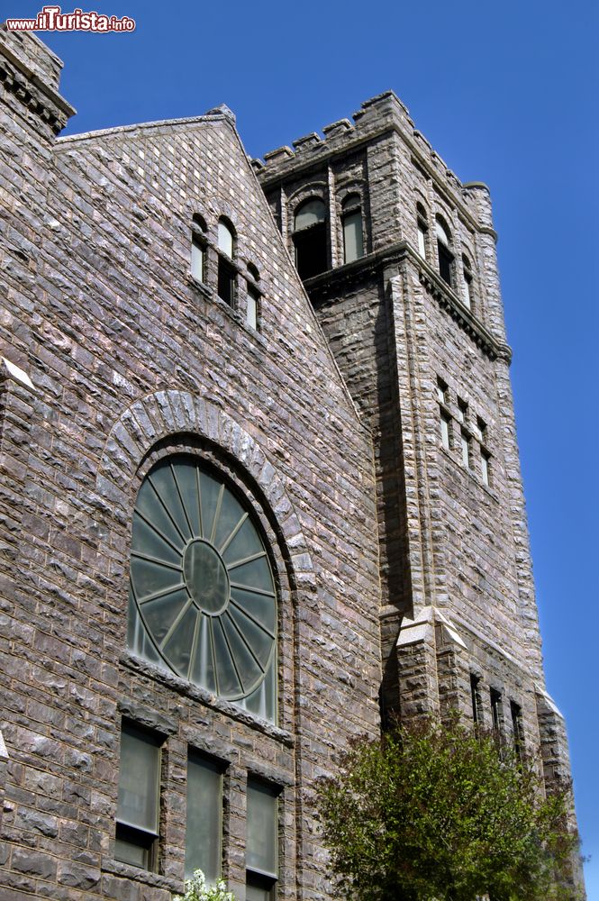 Immagine La prima chiesa luterana nella città di Sioux Falls, South Dakota, USA. L'edificio, incorniciato da un cielo blu intenso, mostra la facciata principale impreziosita da una bella finestra decorata.