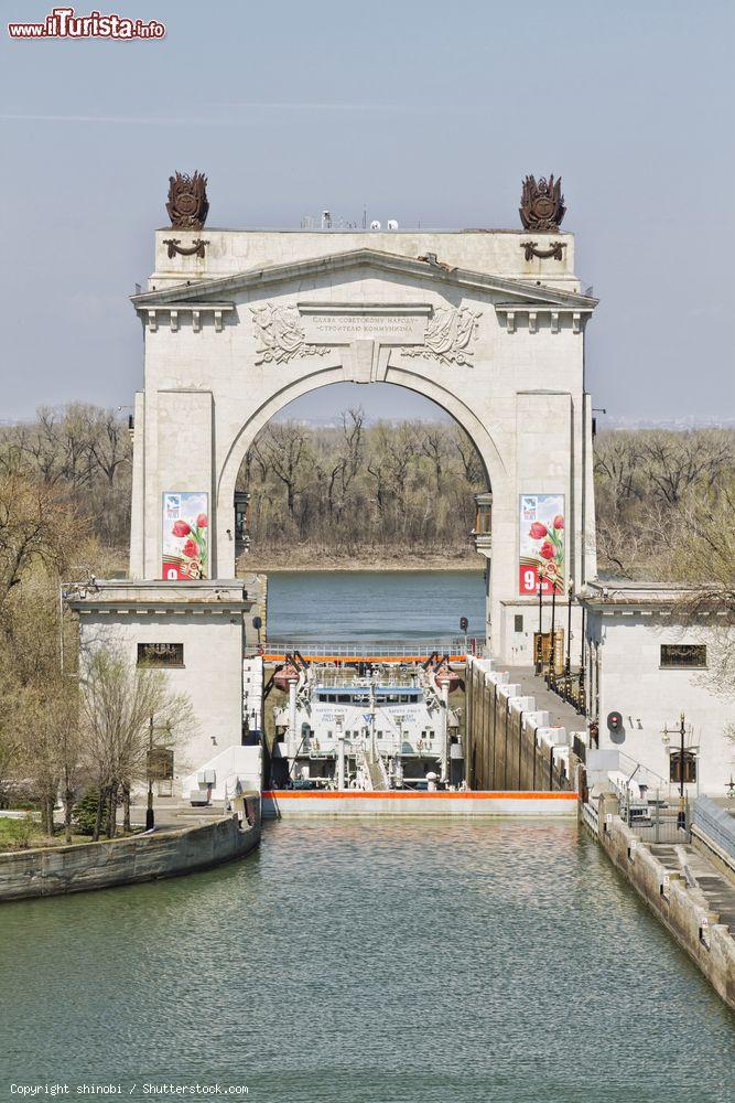Immagine La prima porta ad arco sul fiume Volga a Volgograd, Russia - © shinobi / Shutterstock.com