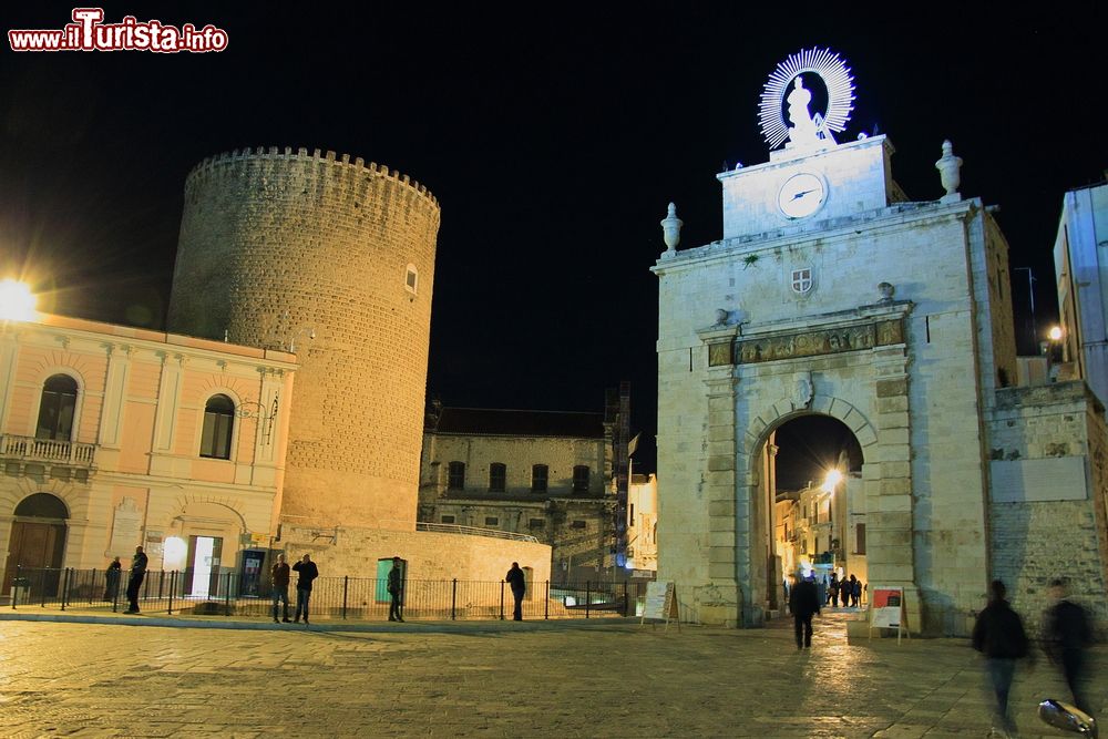 Immagine La principale piazza di Bitonto by night, Puglia, con il Torrione Angioino illuminato.