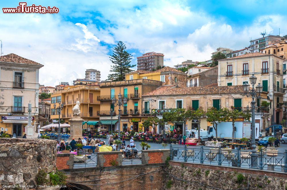 Immagine La principale piazza di Pizzo Calabro, Calabria, con attività commerciali e bar - © Pfeiffer / Shutterstock.com