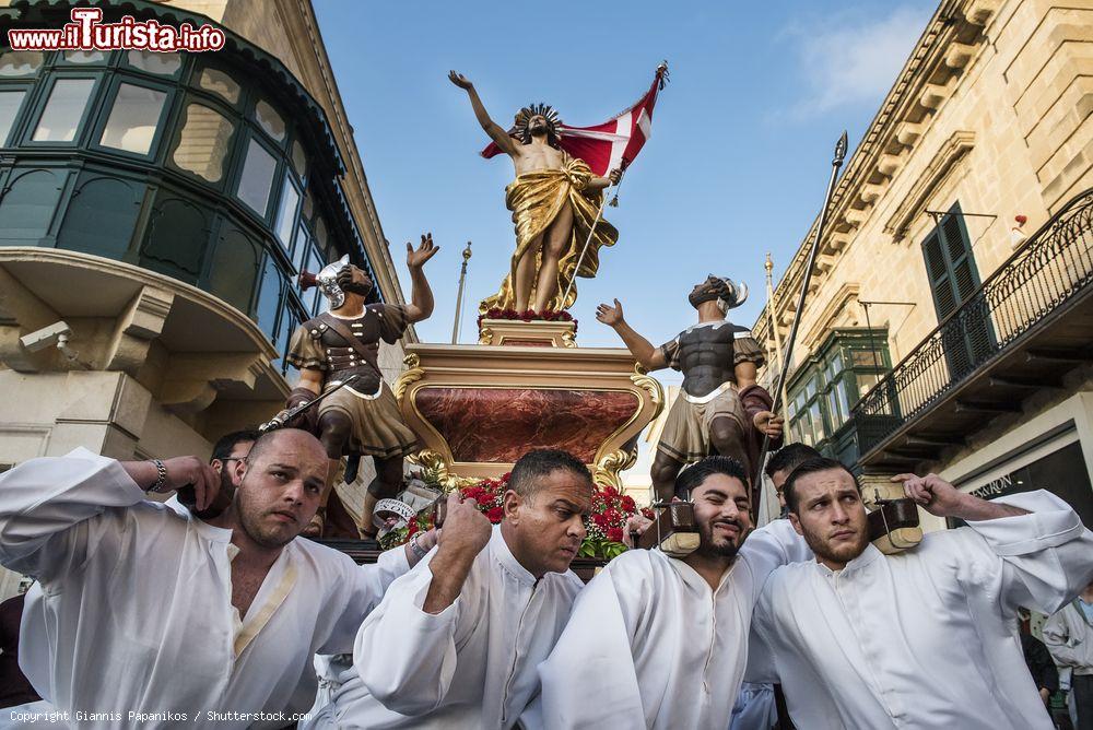 Immagine La processione del Cristo Risorto per le strade di La Valletta a Malta, giorno di Pasqua - © Giannis Papanikos / Shutterstock.com