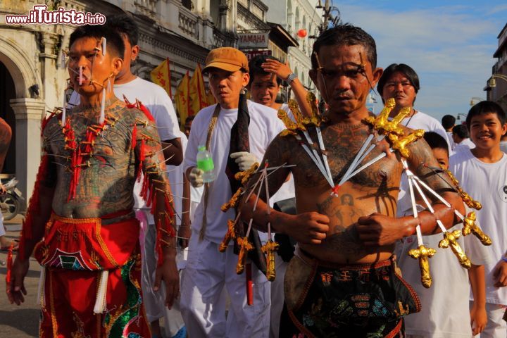 Immagine La spettacolare processione del Festival Vegetariano di Phuket, si svolge nel nono mese lunare dell'anno - © sippakorn / Shutterstock.com