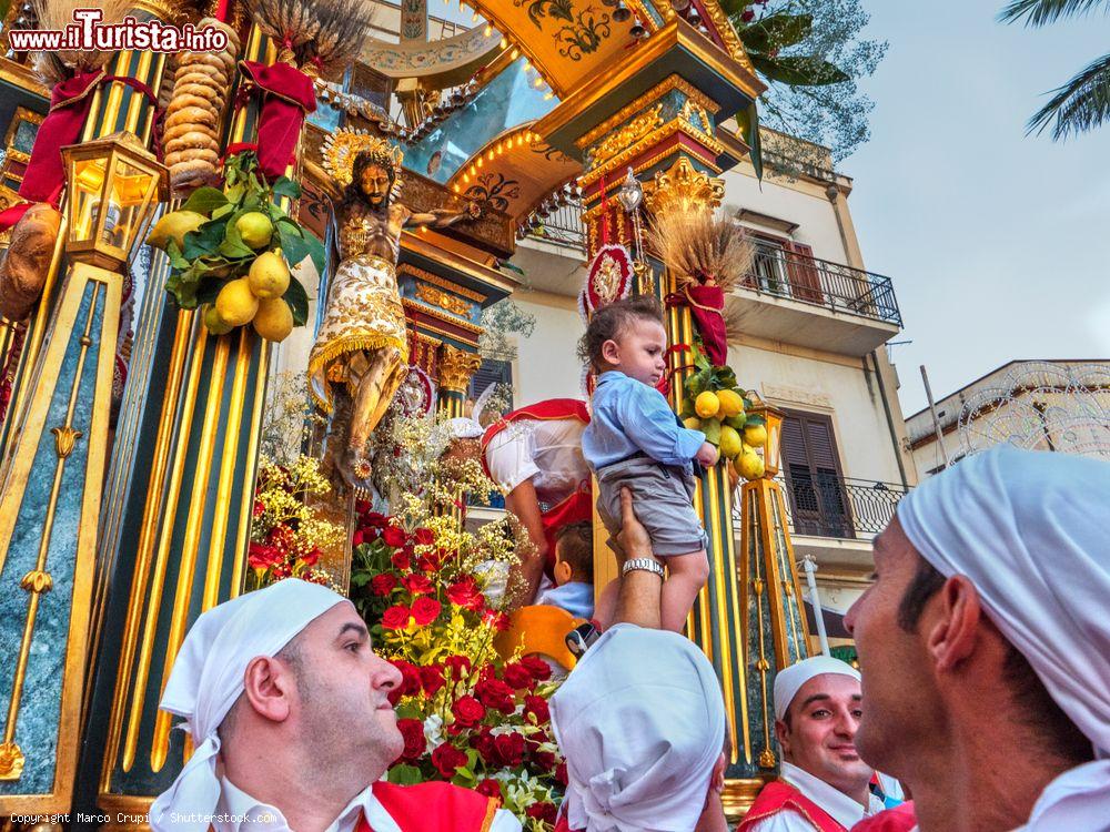 Immagine La Processione del Santissimo Crocifisso a Montelepre di Palermo - © Marco Crupi / Shutterstock.com