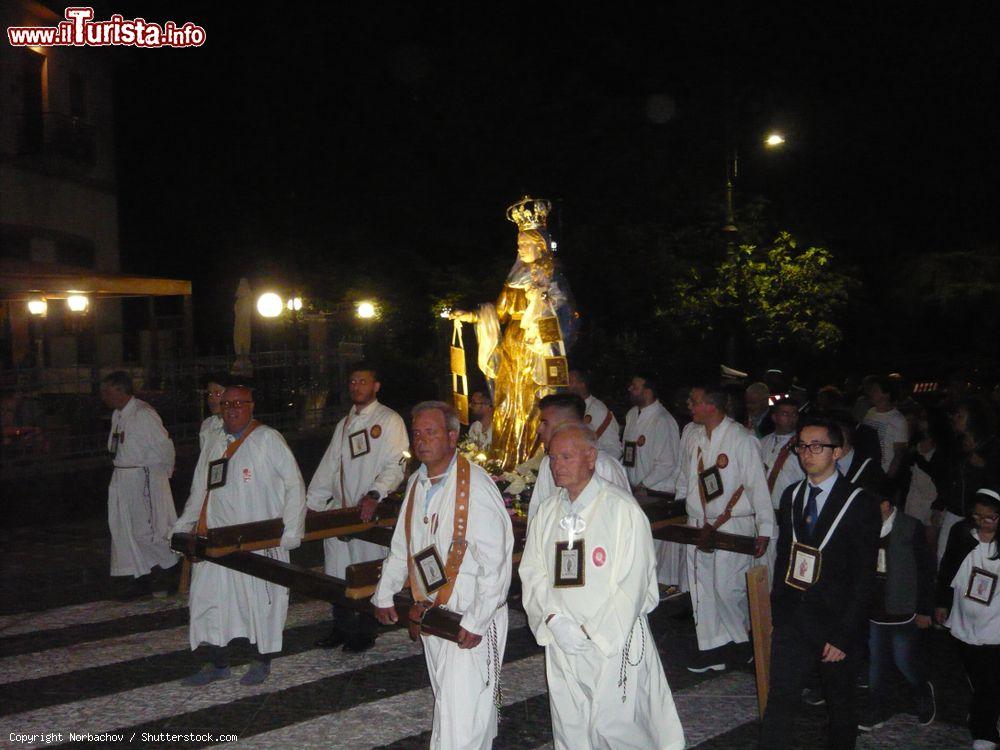 Immagine La processione della SS Maria del Carmelo nel borgo di Ragalna in Sicilia - © Norbachov / Shutterstock.com