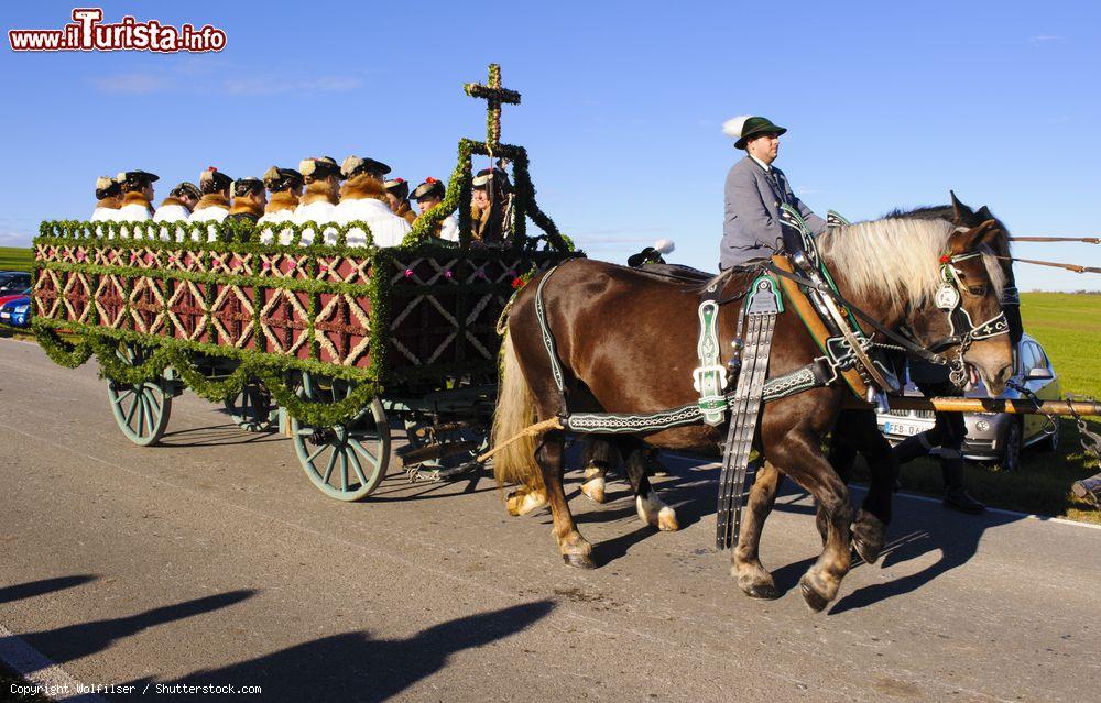 Immagine La processione di San Leonardo in costumi tipici Bavaresi a Murnau am Staffelsee. - © Wolfilser / Shutterstock.com