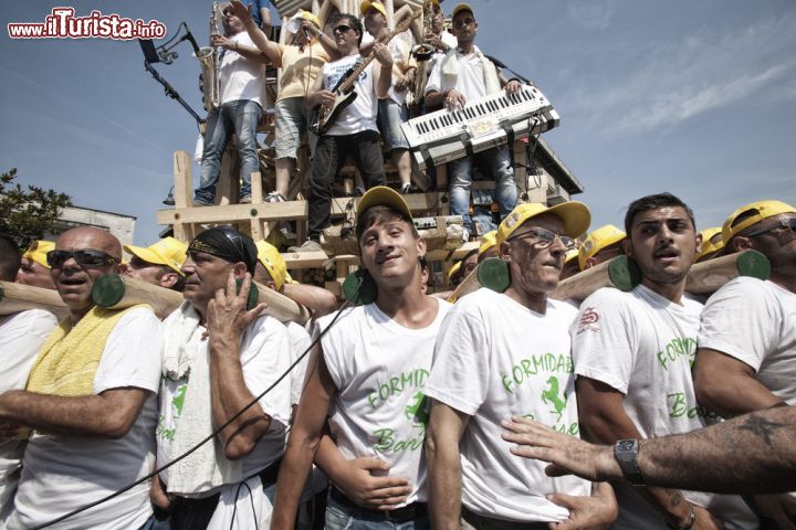 Immagine La processione e la ballata dei Gigli durante la Festa di Nola (Campania) a giugno. Questa festa popolare cattolica si svolge ogni anno a Nola in occasione dei festeggiamenti patronali in onore del patrono San Paolino - © Francesca Sciarra / Shutterstock.com