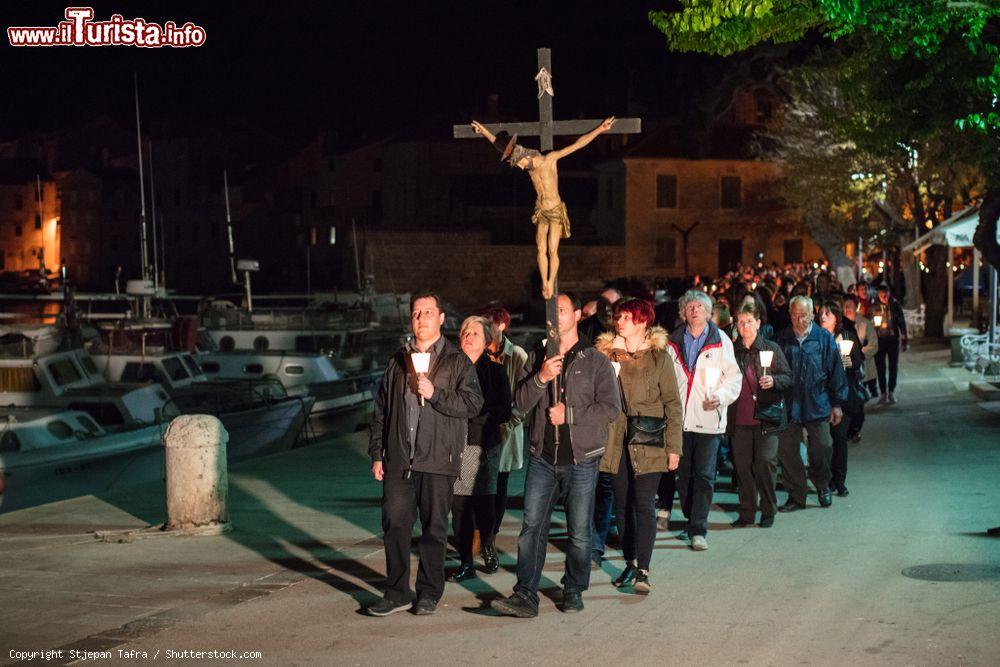 Immagine La processione Kriznu Put (Stations of the Cross) a Komiza, isola di Vis, Croazia, di notte. Si tratta di uno dei momenti religiosi più sentiti dai fedeli che abitano in questa isola ancora lontana dal turismo di massa - © Stjepan Tafra / Shutterstock.com