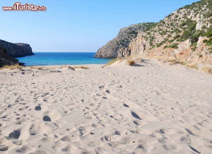 Immagine La profonda spiaggia di Cala Domestica in Sardegna si trova non distante dalla località costiera di Buggerru - © marmo81 / Shutterstock.com