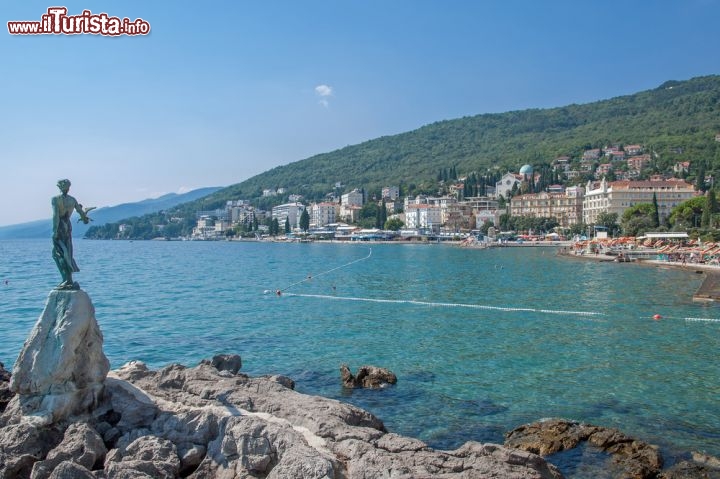 Immagine Il golfo di Opatija (Istria), vegliato dalla statua della ragazza col gabbiano e costeggiato dal lungomare, nelle giornate di sole è una grande distesa di un turchese brillante- © travelpeter / Shutterstock.com