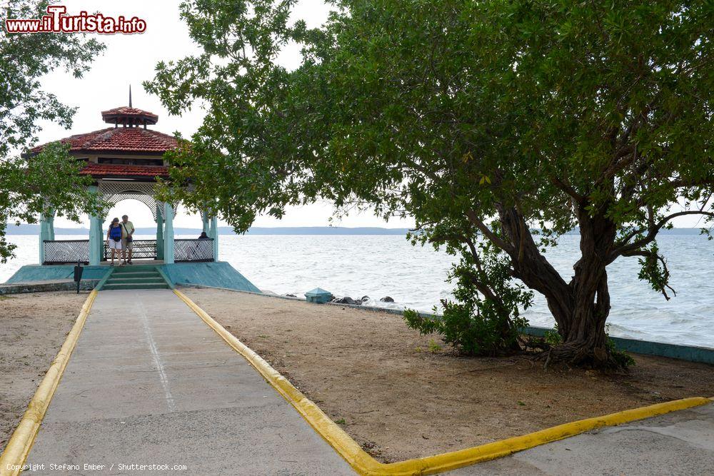 Immagine Gente a spasso nel parco de la Punta, affacciato sulla baia di Cienfuegos, Cuba - © Stefano Ember / Shutterstock.com