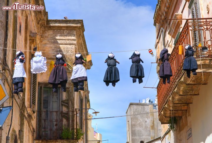 Immagine La Quaremma e i suoi figli, i caratteristici fantocci in paglia di Montescaglioso in Basilicata, tipici del periodo del carnevale - © Mi.Ti. / Shutterstock.com