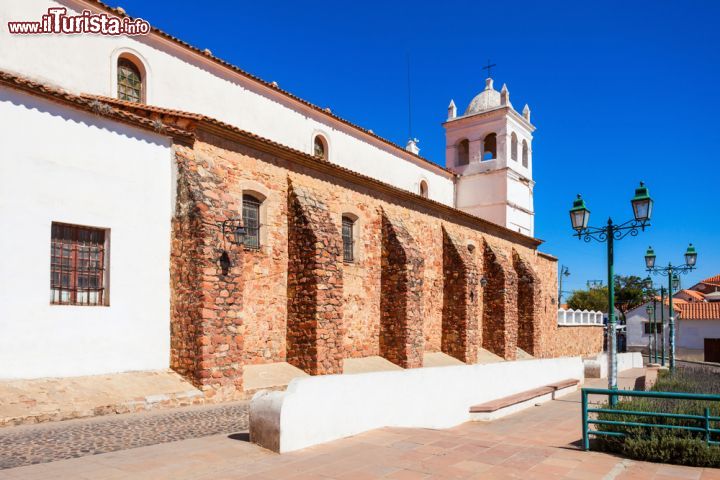 Immagine La Recoleta: questo edificio situato nella parte alta di Sucre ospita un monastero, una chiesa e un museo a tema religioso - foto © saiko3p / Shutterstock