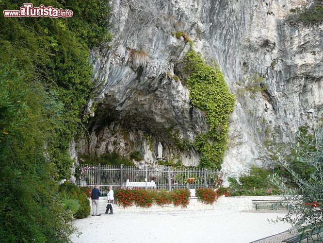 Immagine La ricostruzione della Grotta di Lourdes, realizzata tra le rocce calcaree di Mezzocorona - © Llorenzi / Wikimedia Commons