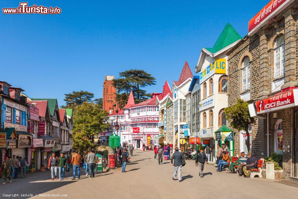 Immagine La Ridge Road nella città di Shimla, capitale dello stato dell'Himachal Pradesh, India. Questo ampio spazio aperto è il fulcro di tutte le attività culturali della cittadina indiana - © saiko3p / Shutterstock.com