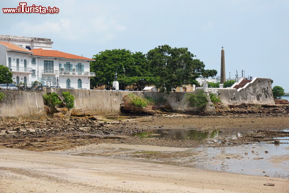 Immagine La riva del mare vicino a Plaza de Francia a Casco Viejo, distretto storico di Panama City, Panama.