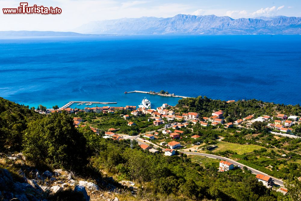 Immagine La riviera di Makarska e la cittadina di Trpanj in primo piano, Croazia.