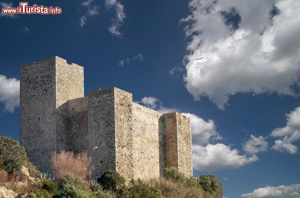Immagine La Rocca Aldobrandesca che domina il borgo di Talamone in Toscana