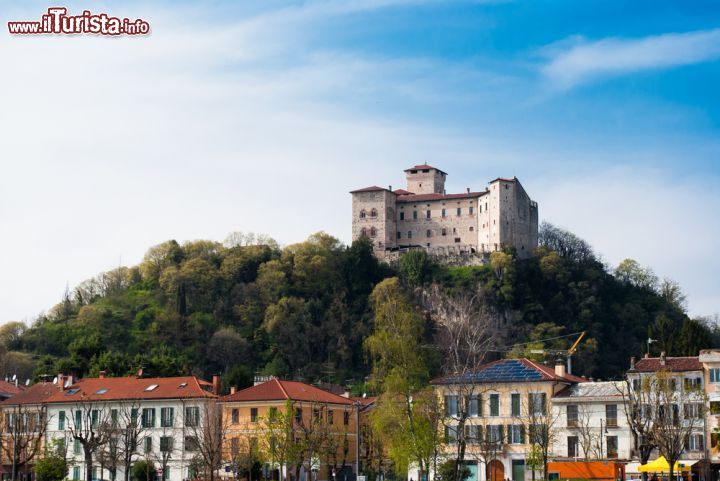 Immagine La Rocca Borromeo domina le case del borgo di Angera sul Lago Maggiore (Lombardia) - © Caruso Christian / Shutterstock.com