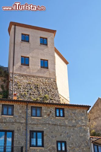 Immagine La Rocca del Duca di Poggiardo a Satriano di Lucania, Basilicata. Nota come Castello, è la sede della Biblioteca Comunale e del Museo Multimediale "Il Palco dei Colori" - © Mi.Ti. / Shutterstock.com