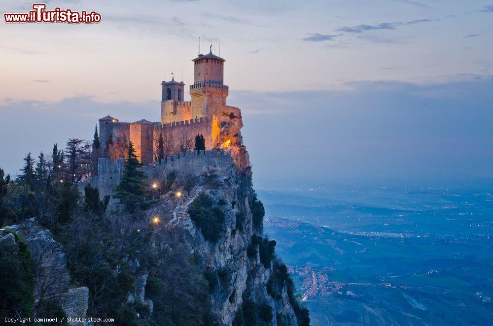 Immagine La Rocca della Guaita, San Marino, fotografata al calar del sole. Alcuni ambienti della torre furono adibiti a carcere sino alla fine del 1970 - © caminoel / Shutterstock.com