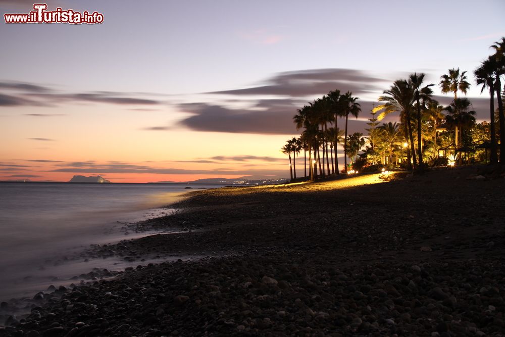 Immagine La rocca di Gibilterra vista al tramonto da Estepona, Spagna. E' un promontorio di orgine calcarea che risale al periodo Giurassico. Fa parte del territorio britannico d'oltremare.