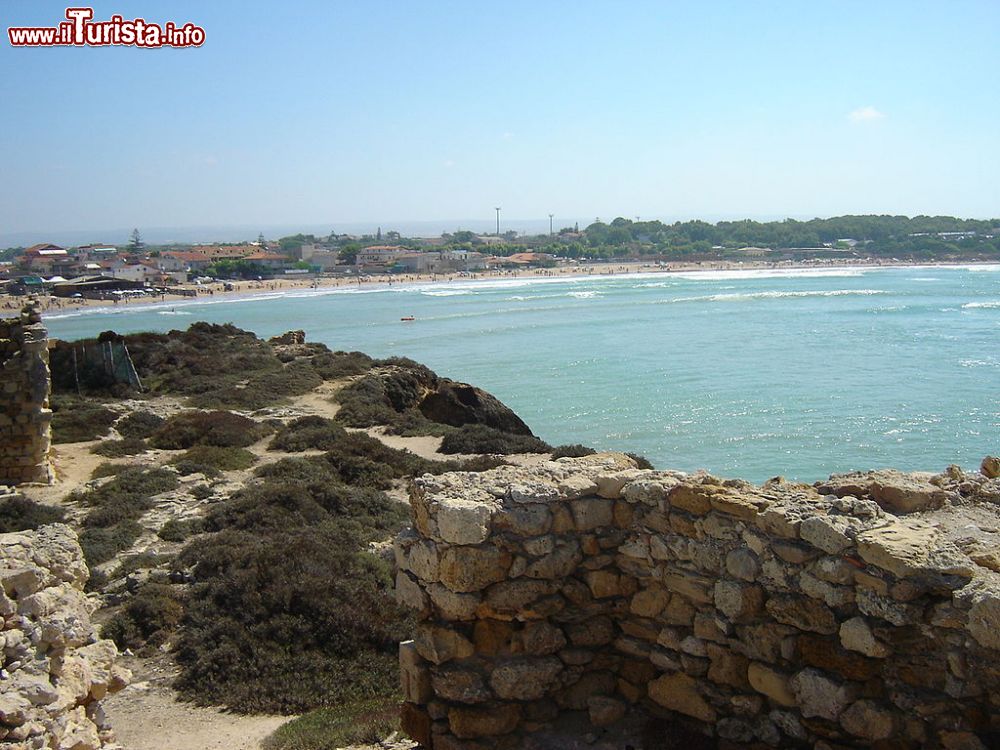 Immagine La Rocca di Punta Braccetto e la spiaggia della Sicilia - © Okkiproject, CC BY-SA 3.0, Wikipedia