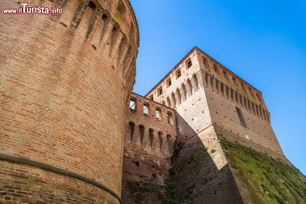 Immagine La Rocca di Riolo Terme, cittadina collinare dell'Emilia-Romagna. A partire dal dominio di Carlo II° Manfredi, la costruzione ha subito diversi interventi di ristrutturazione e rimaneggiamento.