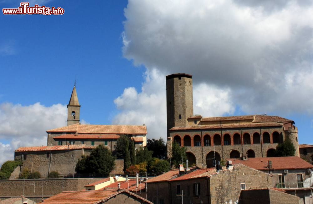 Immagine La Rocca Farnese di Valentano, Lago di Bolsena, Lazio - © Alfeuss - CC BY-SA 3.0, Wikipedia