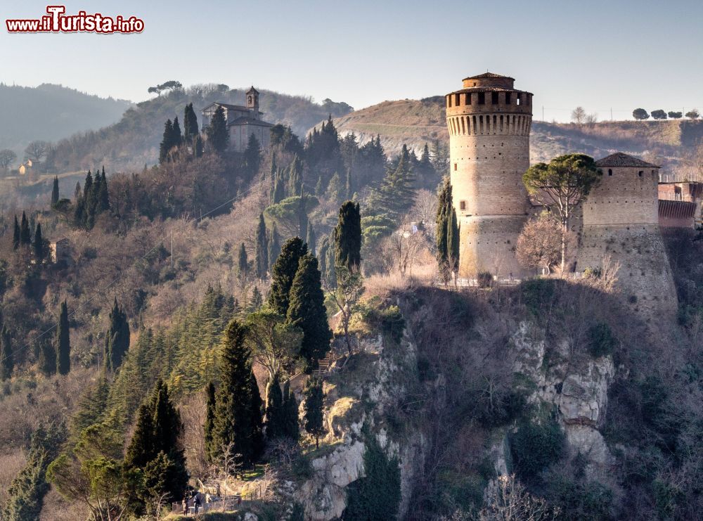 Immagine La Rocca Manfrediana di Brisighella e più indietro il Santuario del Monticino