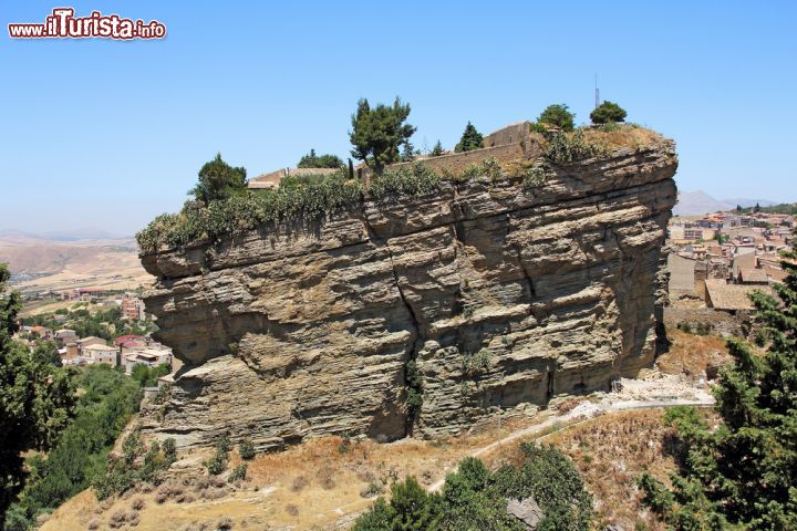 Immagine La roccia stratificata che domina il centro di Corleone in Sicilia - © Ivan Smuk / Shutterstock.com