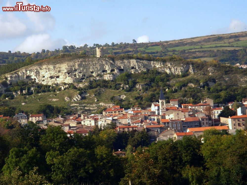 Immagine La Roche Blanche panorama del villaggio in Alvernia, vicino a Clermont-Ferrand in Francia - © SM63, CC BY-SA 3.0, Wikipedia