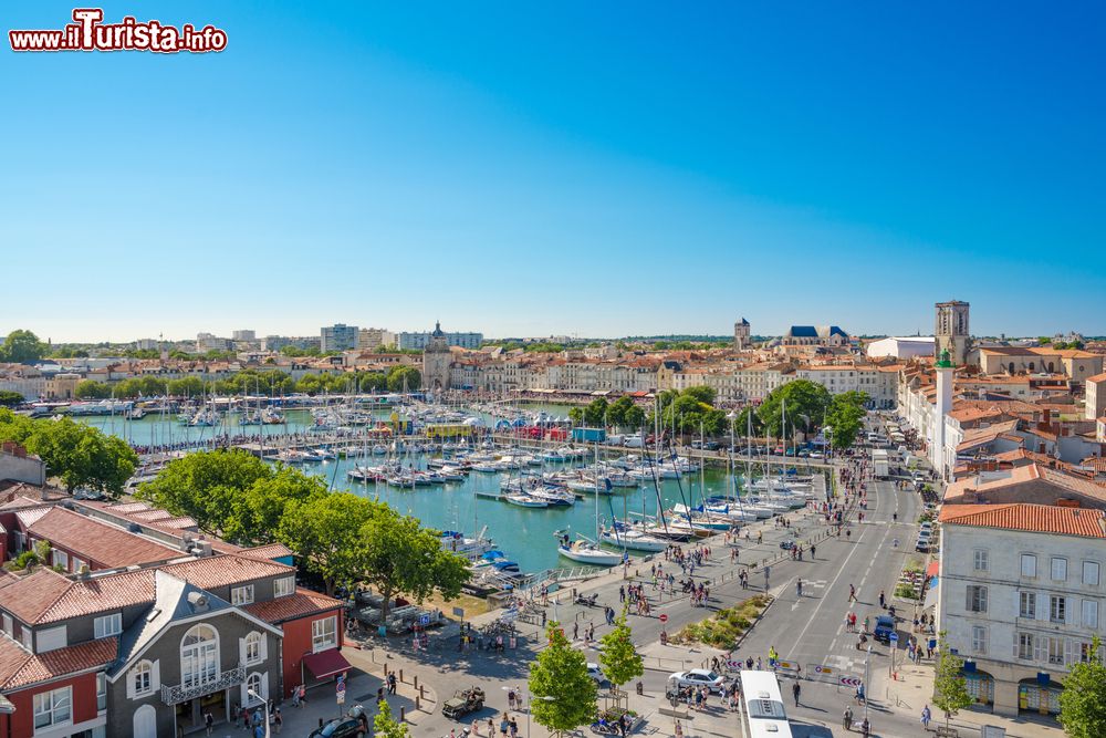 Immagine La Rochelle, Charente Marittima, e il suo porto fotografati dall'alto, Francia.