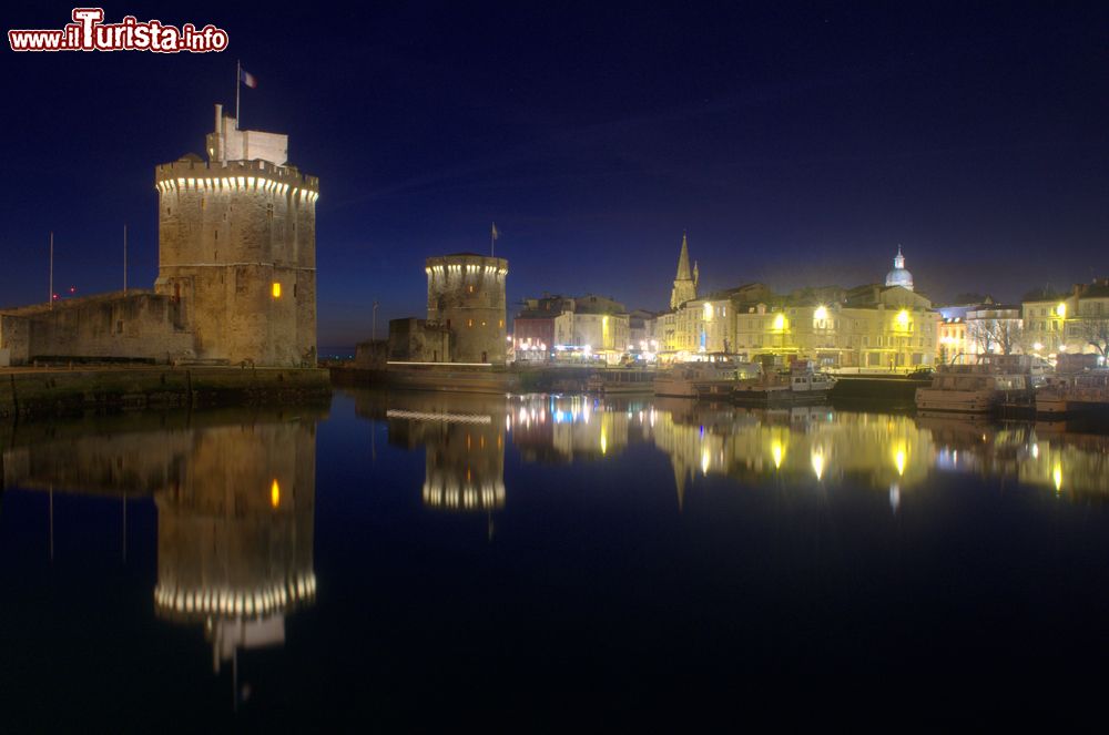 Immagine La Rochelle di notte prima di Natale, Francia. La città ospita manifestazioni e eventi importanti durante tutto l'anno.