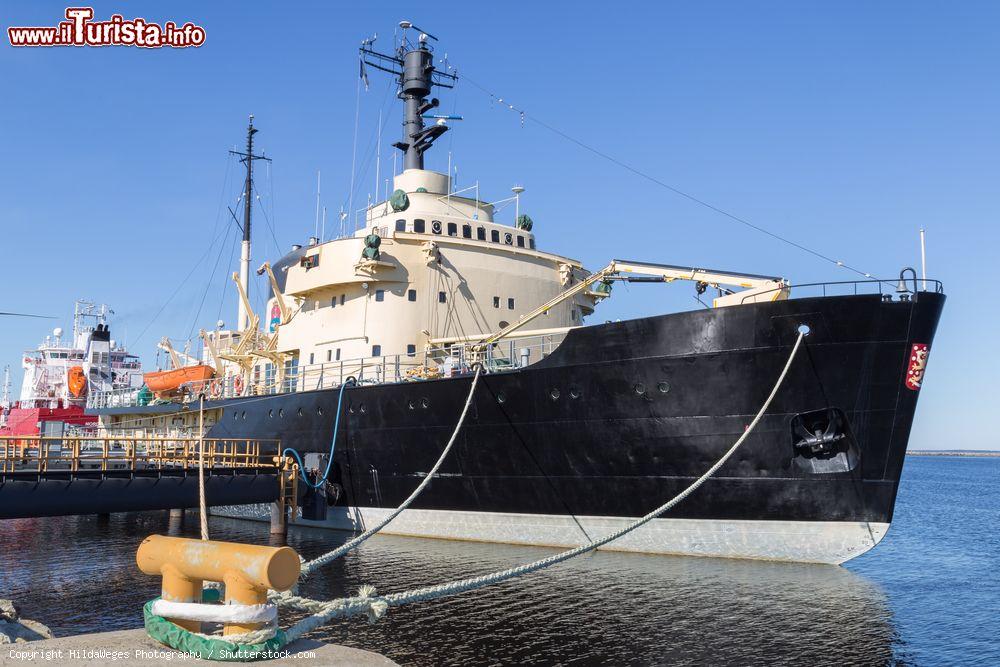 Immagine La rompighiaccio Sampo al porto di Kemi, Finlandia. Nei mesi estivi apre ai visitatori sia con tour guidati che con il ristorante. Sampo è l'unica nave di questo genere al mondo aperta ai turisti - © HildaWeges Photography / Shutterstock.com