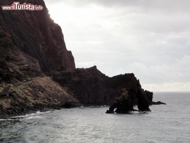 Immagine La Roque de la Bonanza, la pittoresca formazione rocciosa che pare immortalare la lotta tra un leone e un orso. Isole Canarie, Spagna.