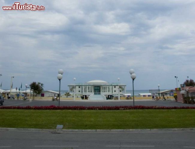 Immagine La costruzione della Rotonda a mare e la spiaggia di Senigallia nelle Marche