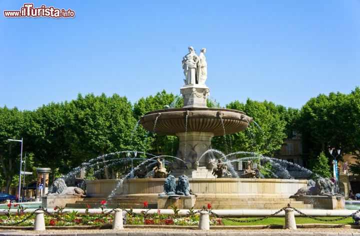 Immagine Panorama sulla fontana della Rotonda ad Aix-en-Provence, Francia - Una delle più belle fontane della città provenzale © Suchan / Shutterstock.com